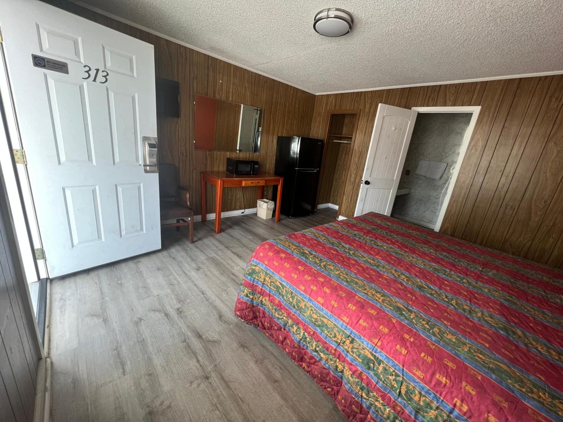 Pinelodge Motel photo 16