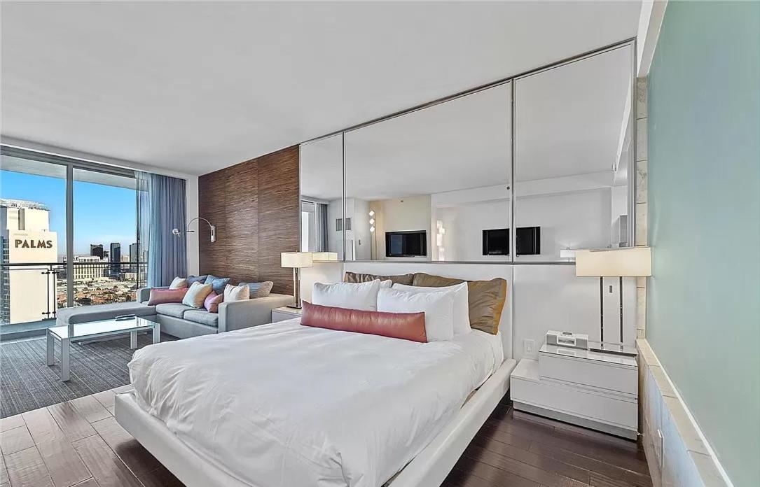 Luxury Hotel Suite With Private Strip View Balcony photo 15