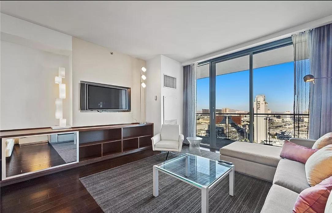 Luxury Hotel Suite With Private Strip View Balcony photo 16