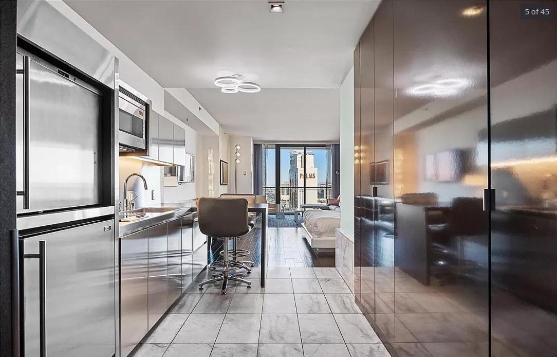 Luxury Hotel Suite With Private Strip View Balcony photo 5