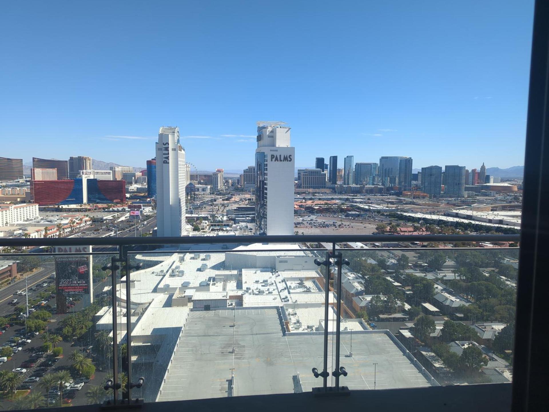 Luxury Hotel Suite With Private Strip View Balcony photo 9