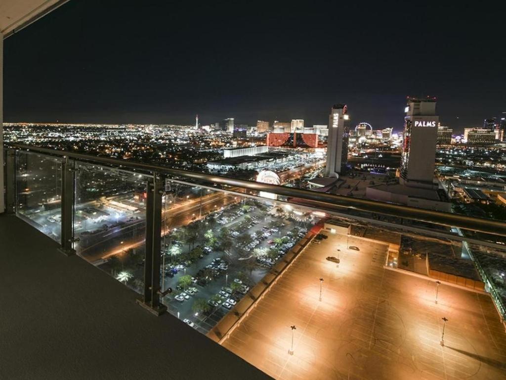 Luxury Hotel Suite With Private Strip View Balcony photo 11