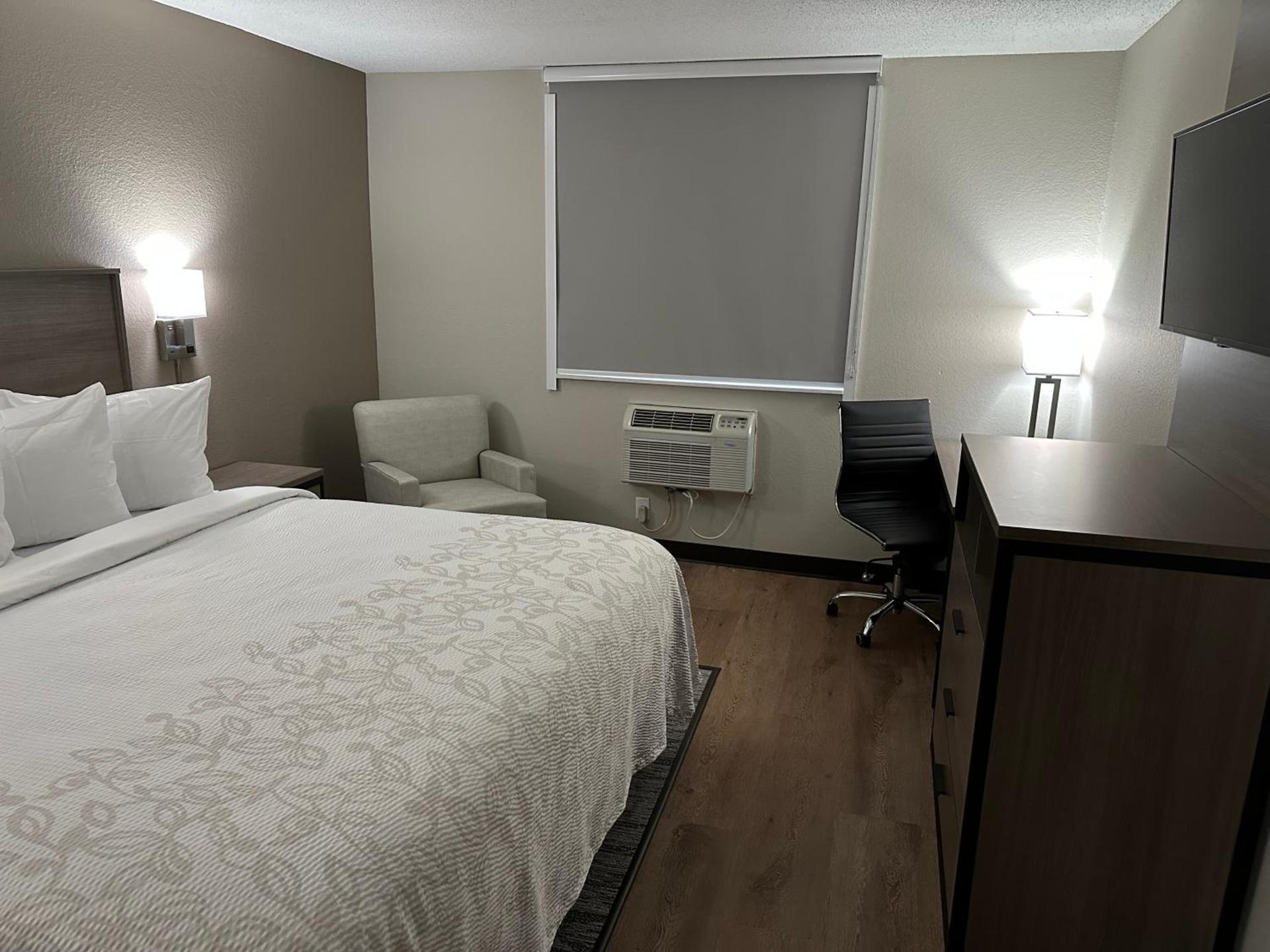 Red Roof Inn PLUS Belleville photo 5