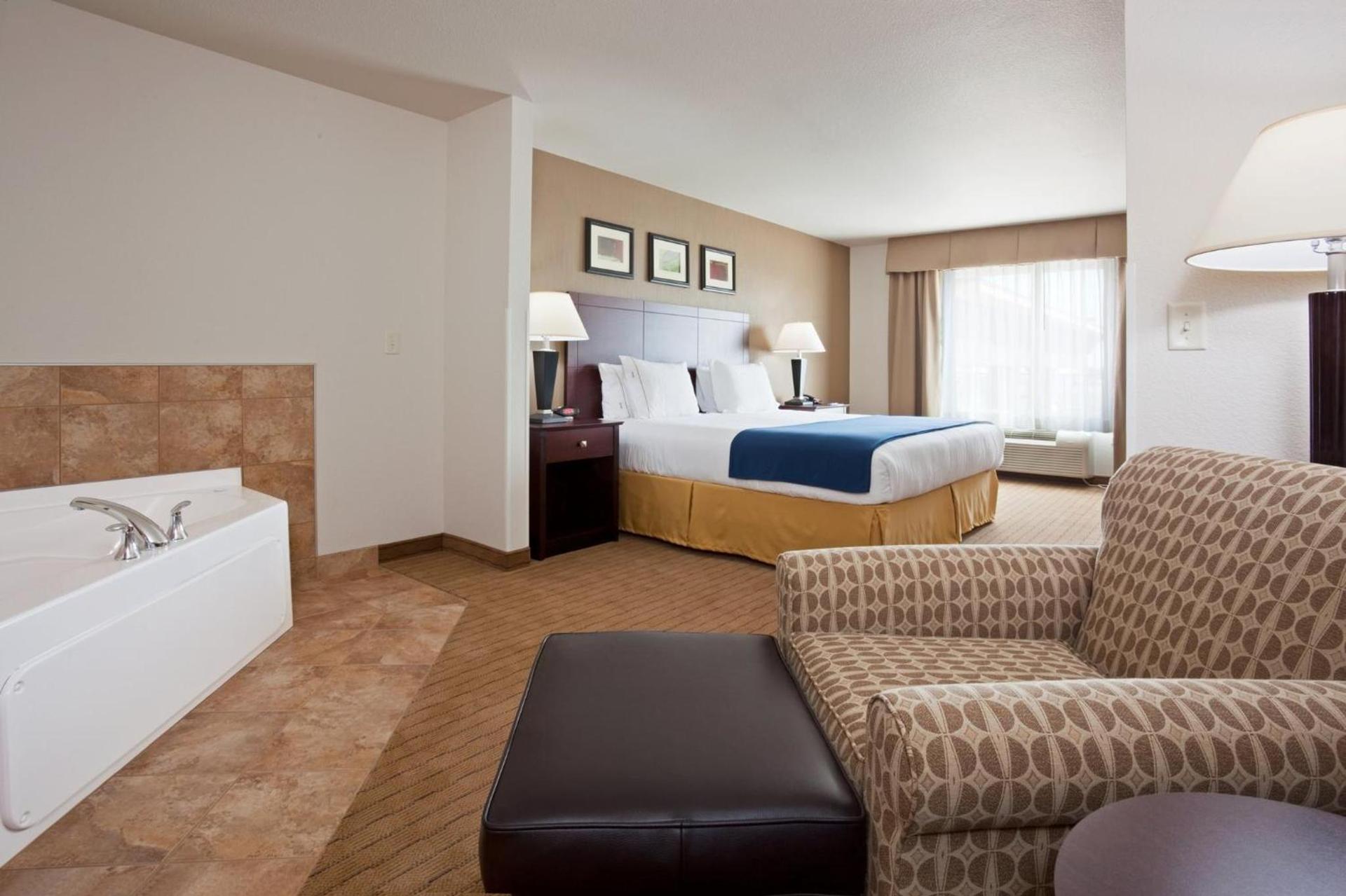 Holiday Inn Express Hotel & Suites Antigo by IHG photo 10