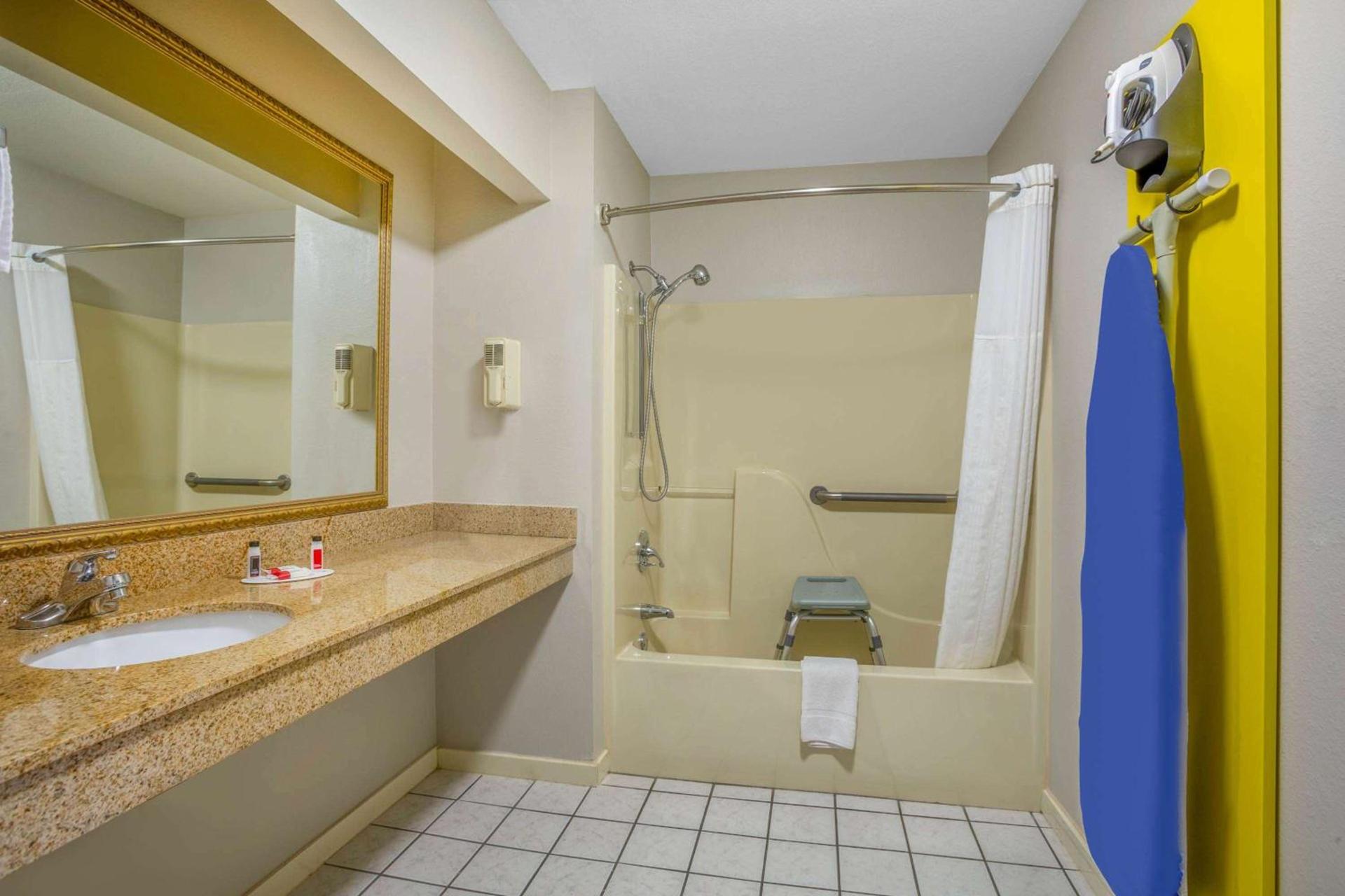 Days Inn by Wyndham Lonoke photo 21
