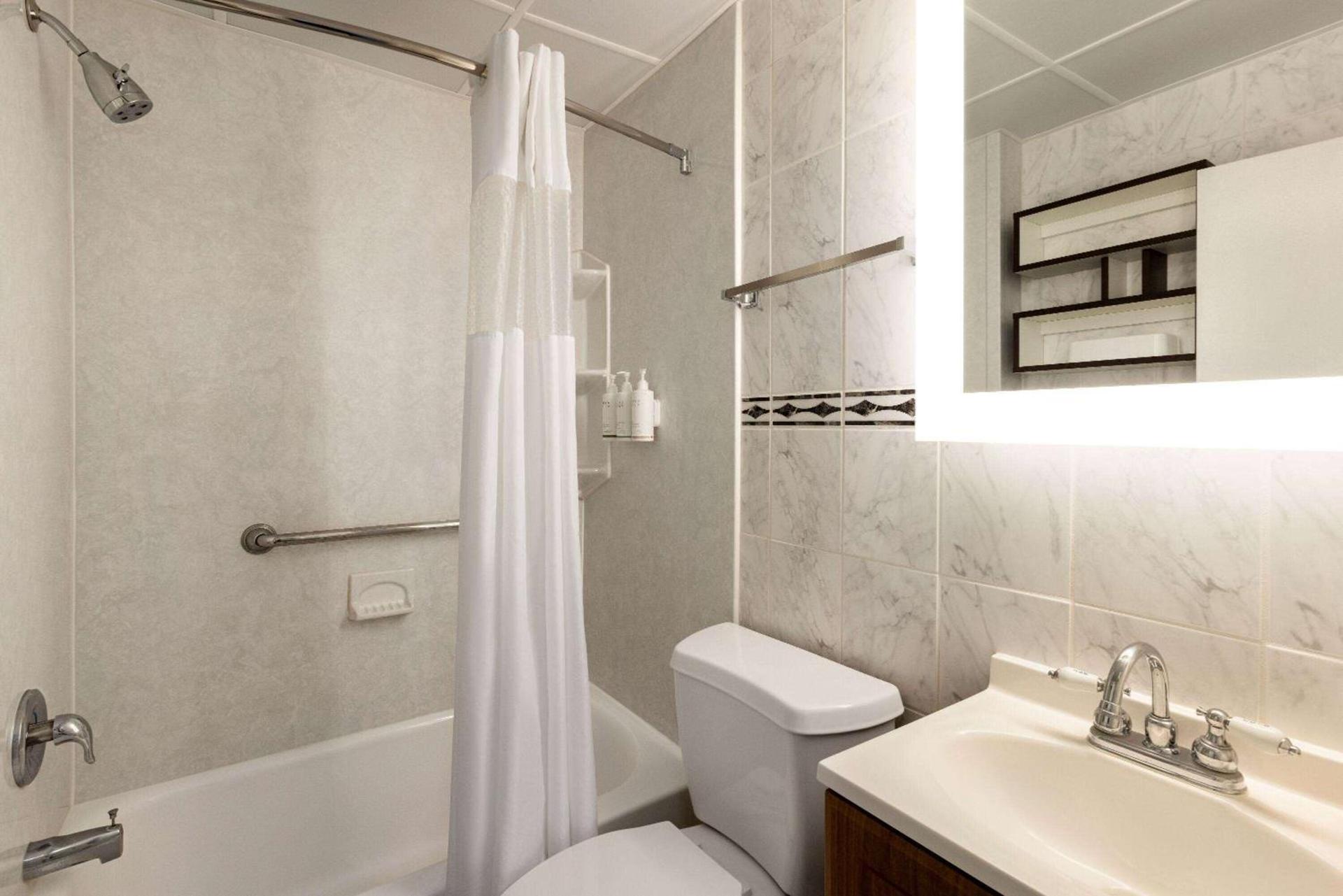 Howard Johnson by Wyndham Ocean City Oceanfront photo 38