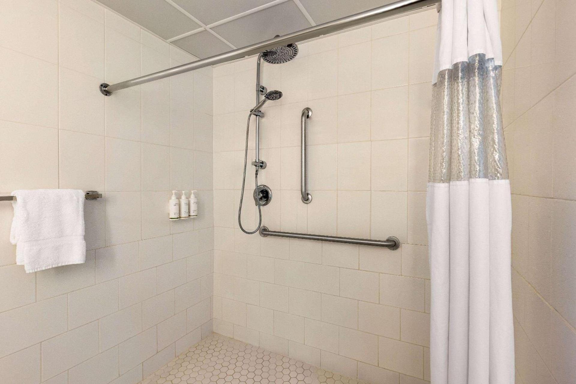 Howard Johnson by Wyndham Ocean City Oceanfront photo 39