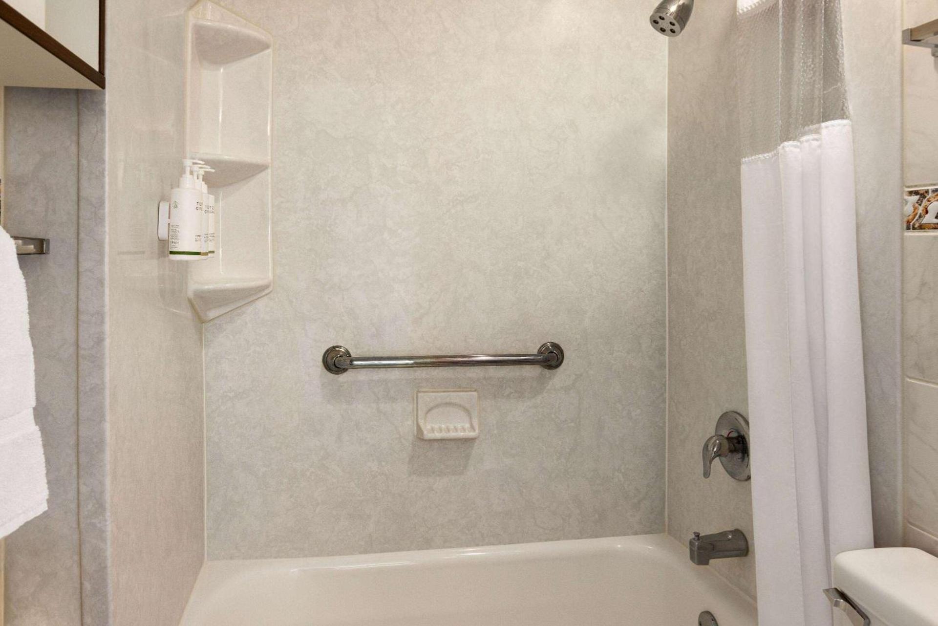 Howard Johnson by Wyndham Ocean City Oceanfront photo 40