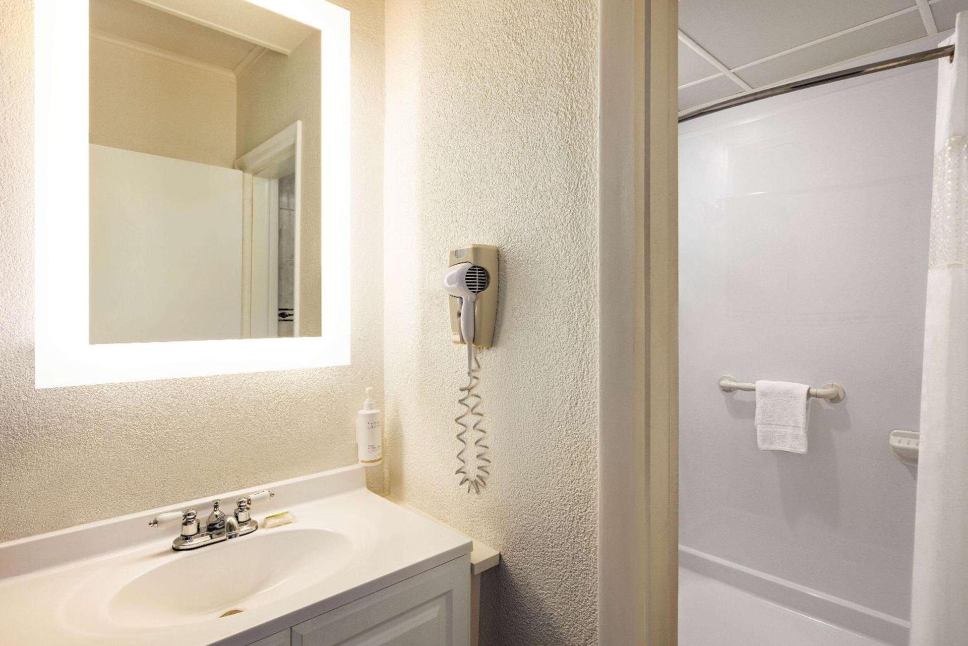 Howard Johnson by Wyndham Ocean City Oceanfront photo 41