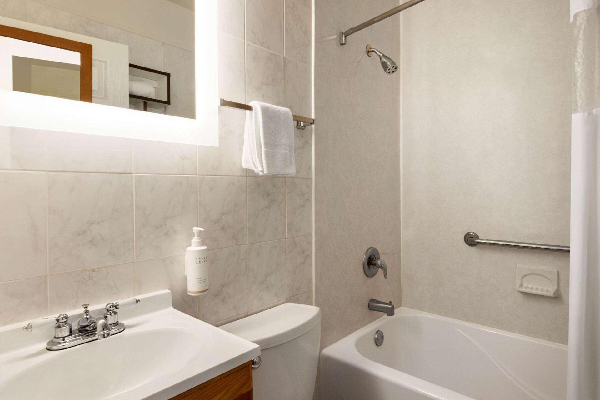 Howard Johnson by Wyndham Ocean City Oceanfront photo 42