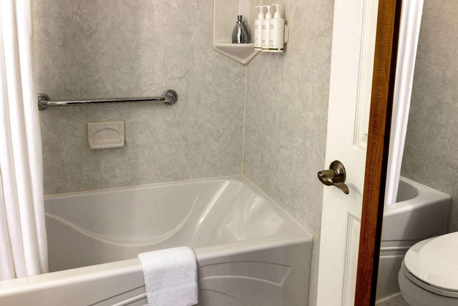 Howard Johnson by Wyndham Ocean City Oceanfront photo 45