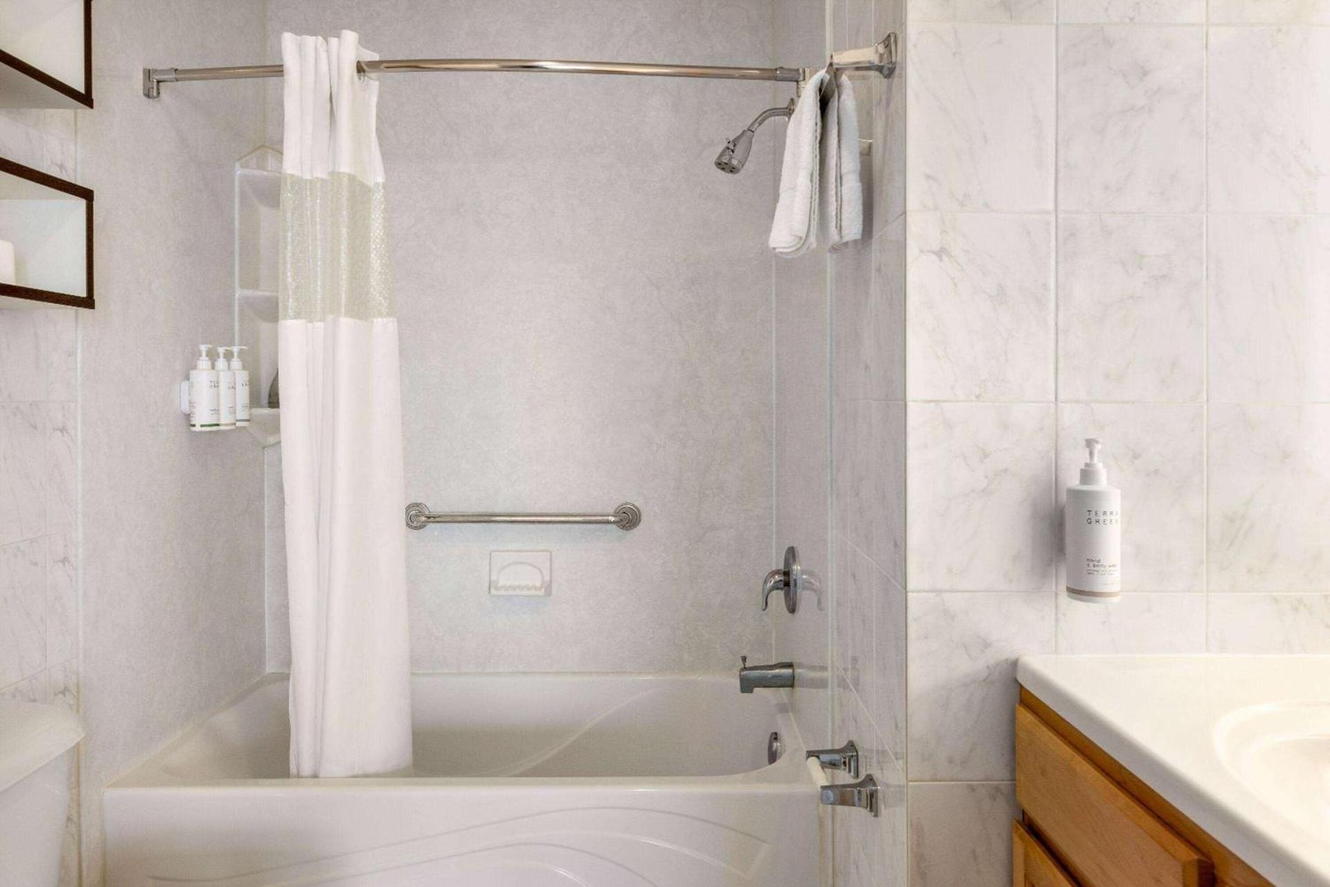 Howard Johnson by Wyndham Ocean City Oceanfront photo 37