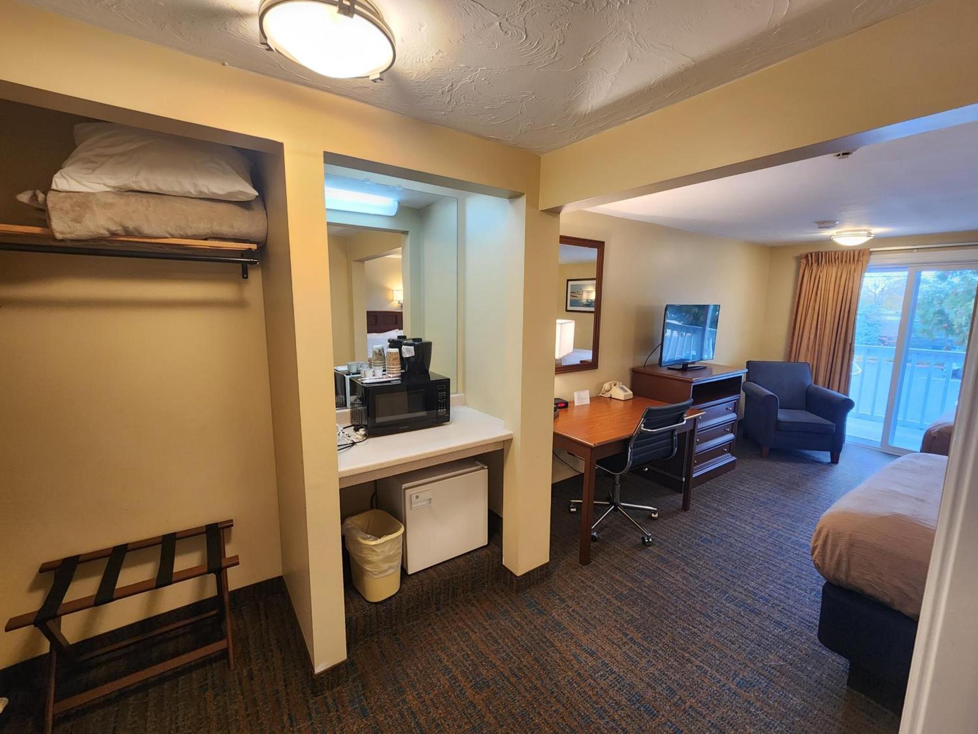 Hyannis Travel Inn photo 26