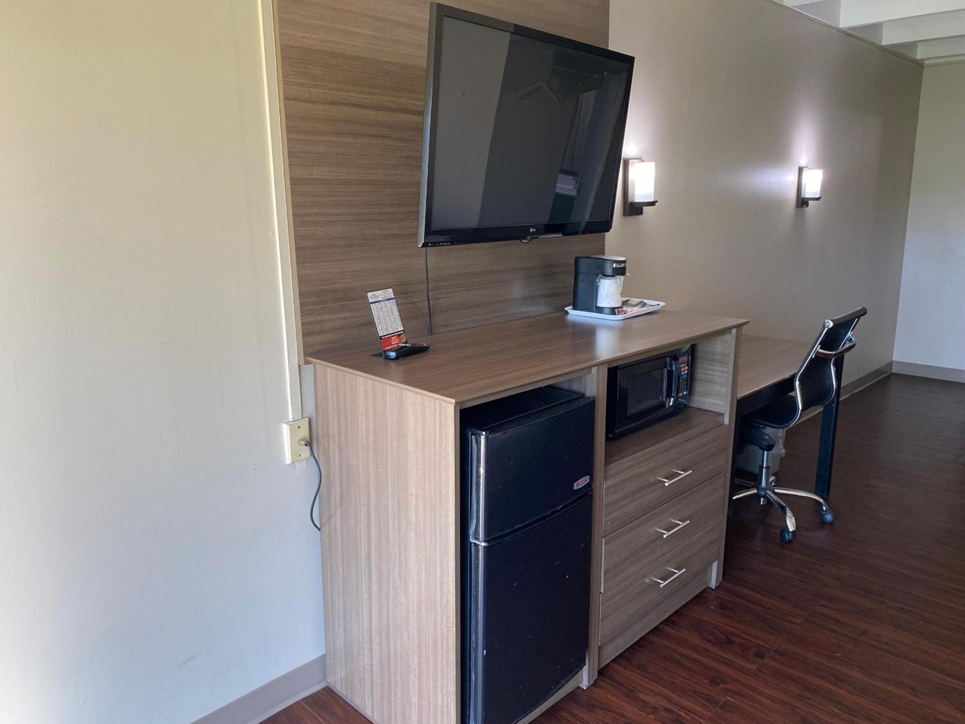 Baymont by Wyndham Bay City photo 41