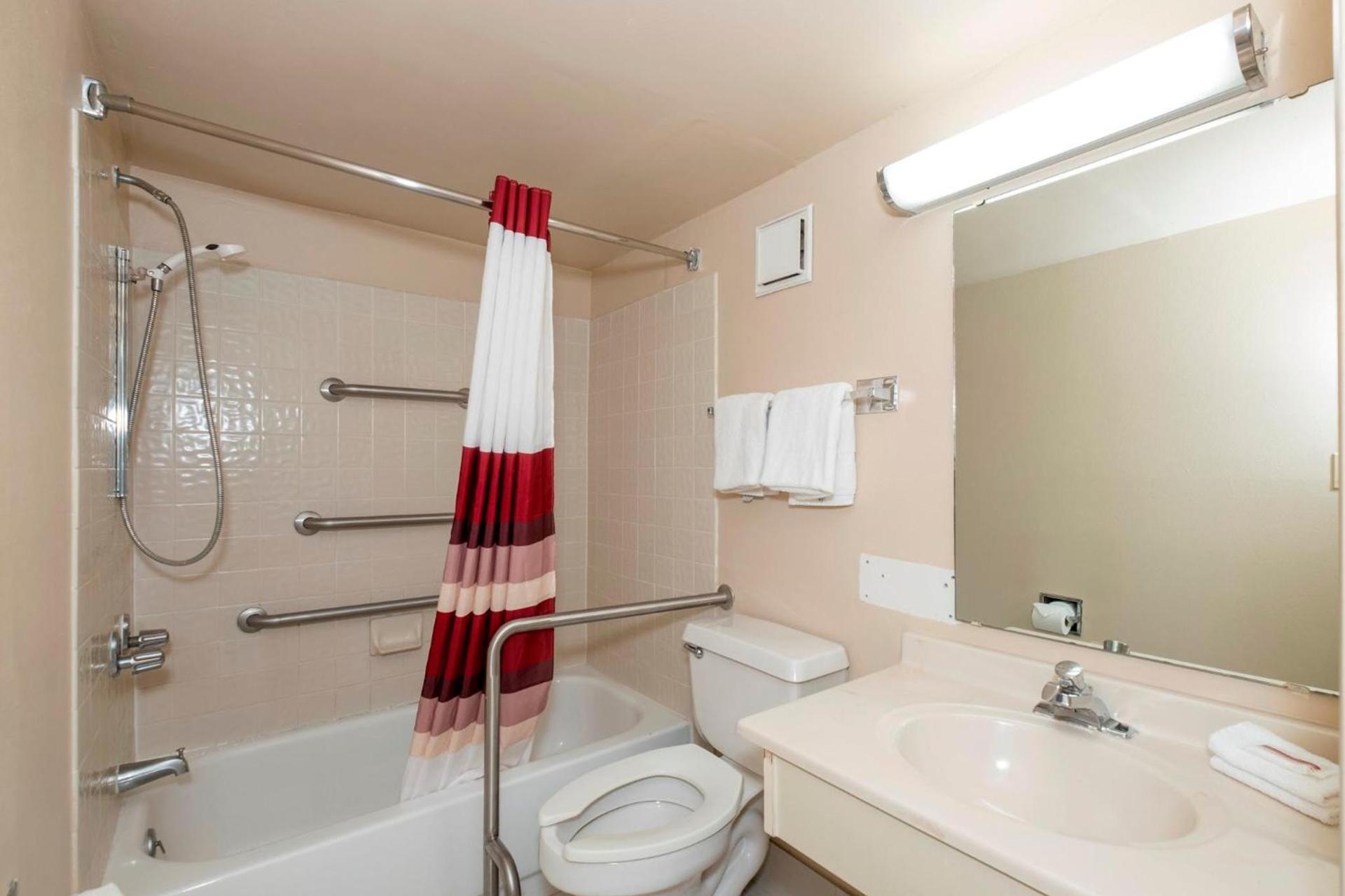 Red Roof Inn MacClenny photo 13