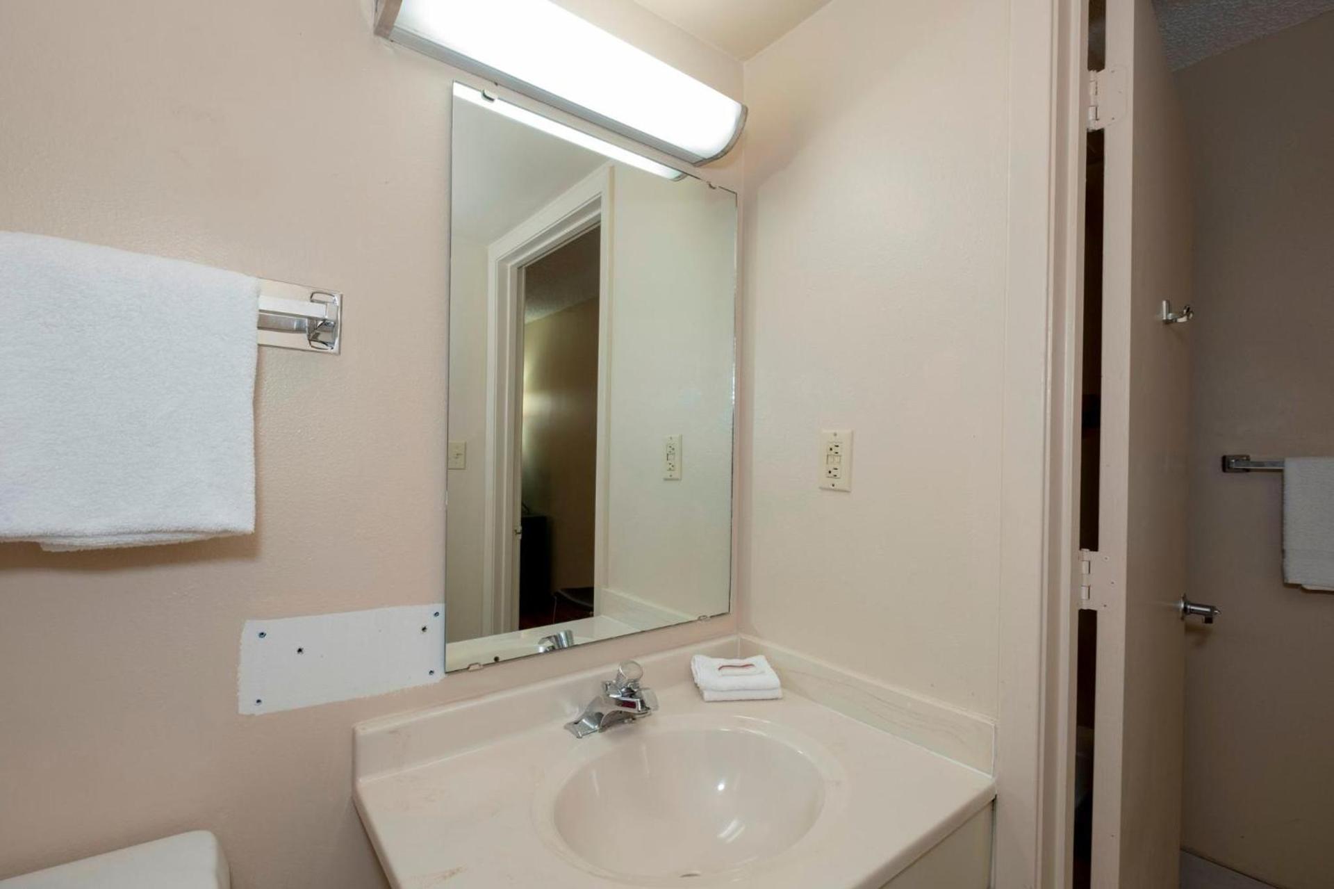Red Roof Inn MacClenny photo 14