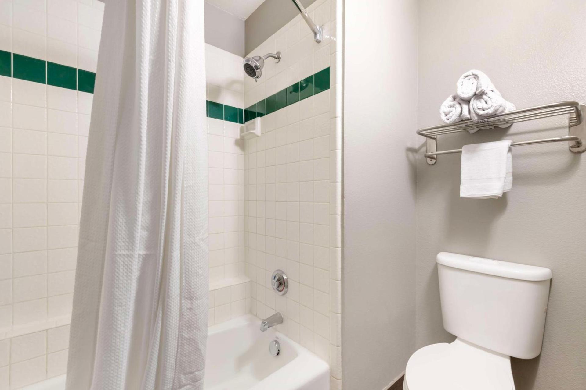 Best Western near Lackland AFB SeaWorld photo 32
