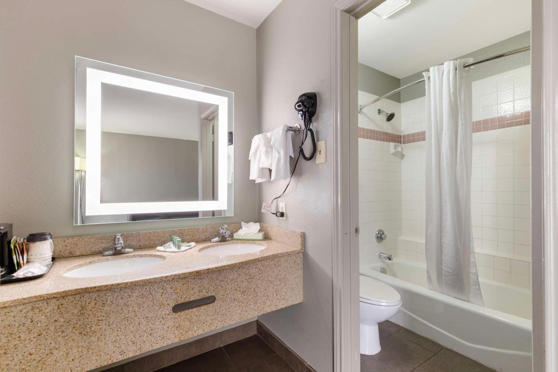 Best Western near Lackland AFB SeaWorld photo 15