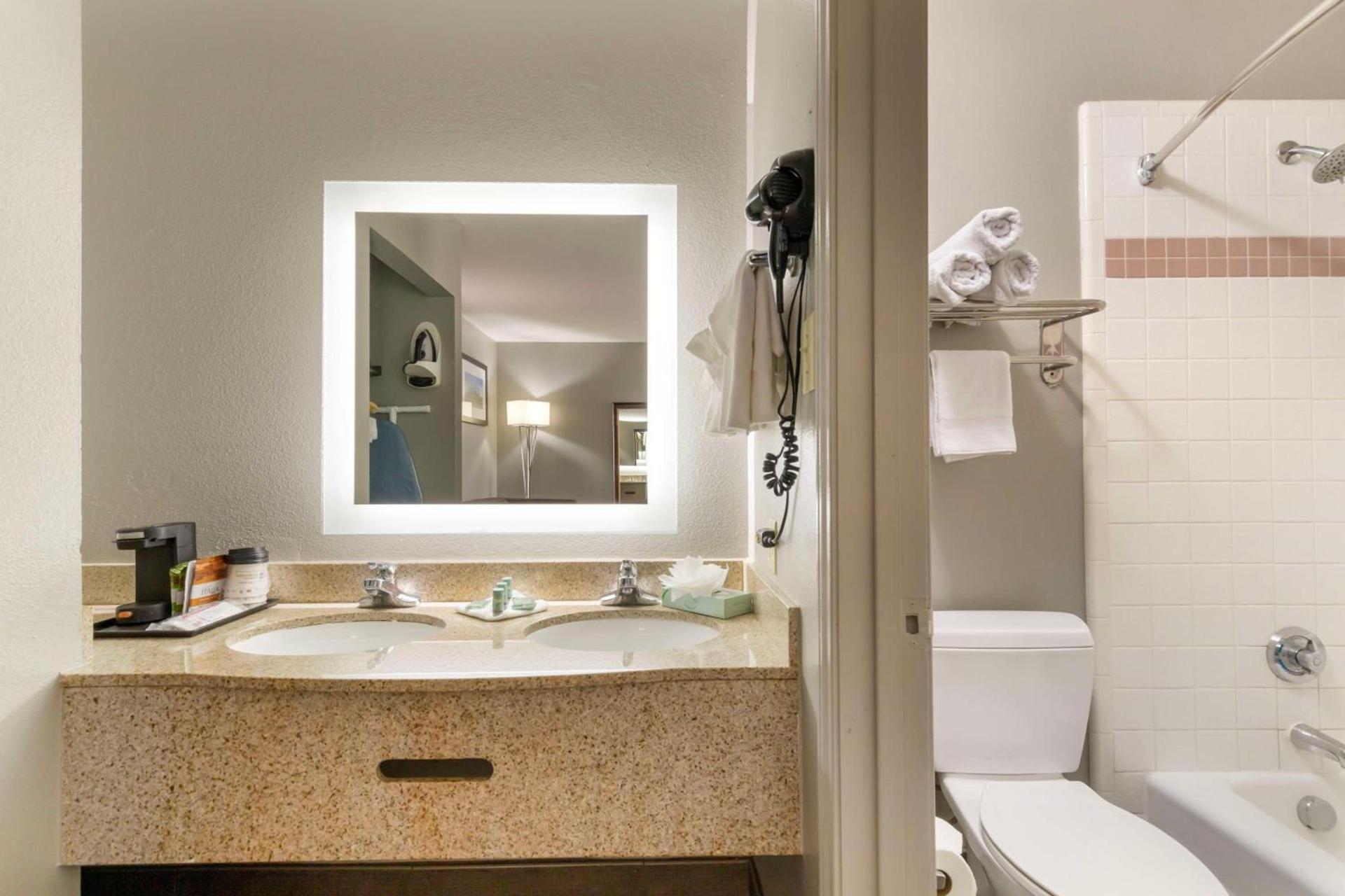 Best Western near Lackland AFB SeaWorld photo 24