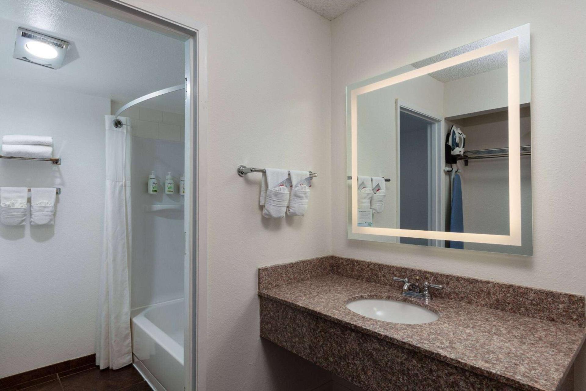Ramada by Wyndham Spokane Airport photo 26