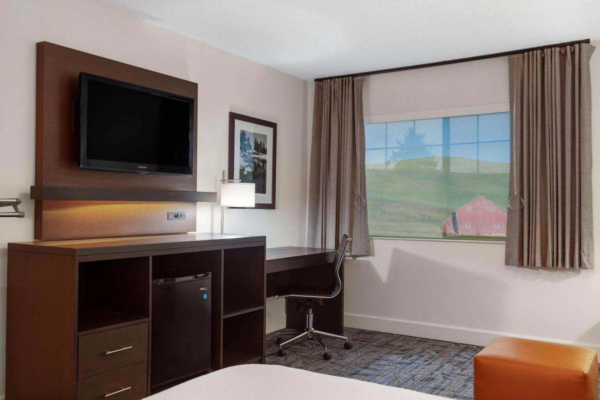 Ramada by Wyndham Spokane Airport photo 29