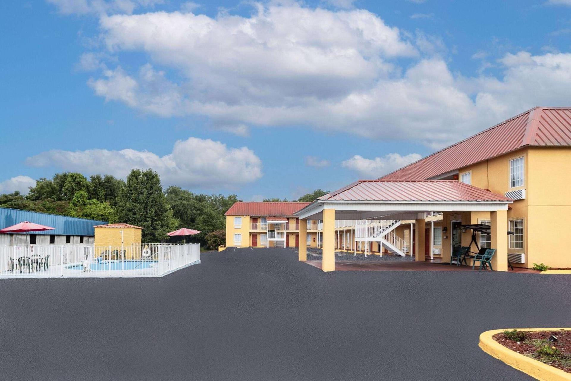 Days Inn by Wyndham Barnwell photo 6