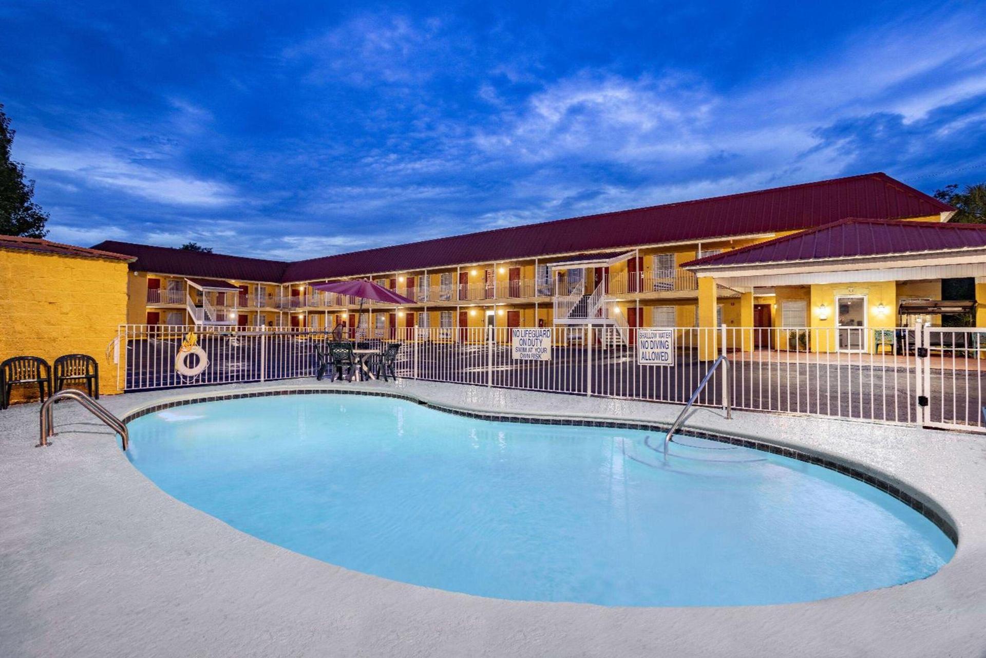 Days Inn by Wyndham Barnwell photo 2