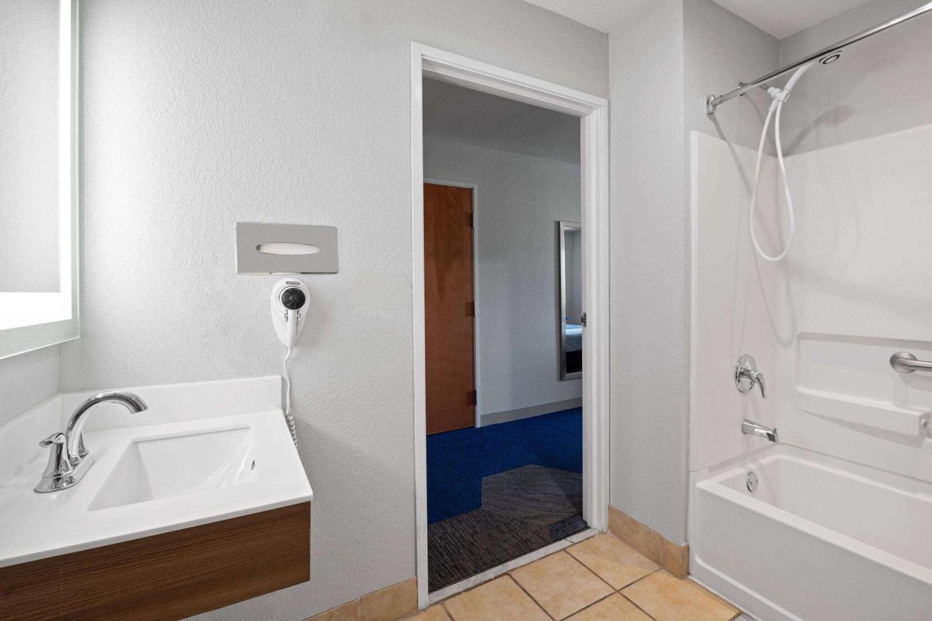 Microtel Inn & Suites by Wyndham of Houma photo 24