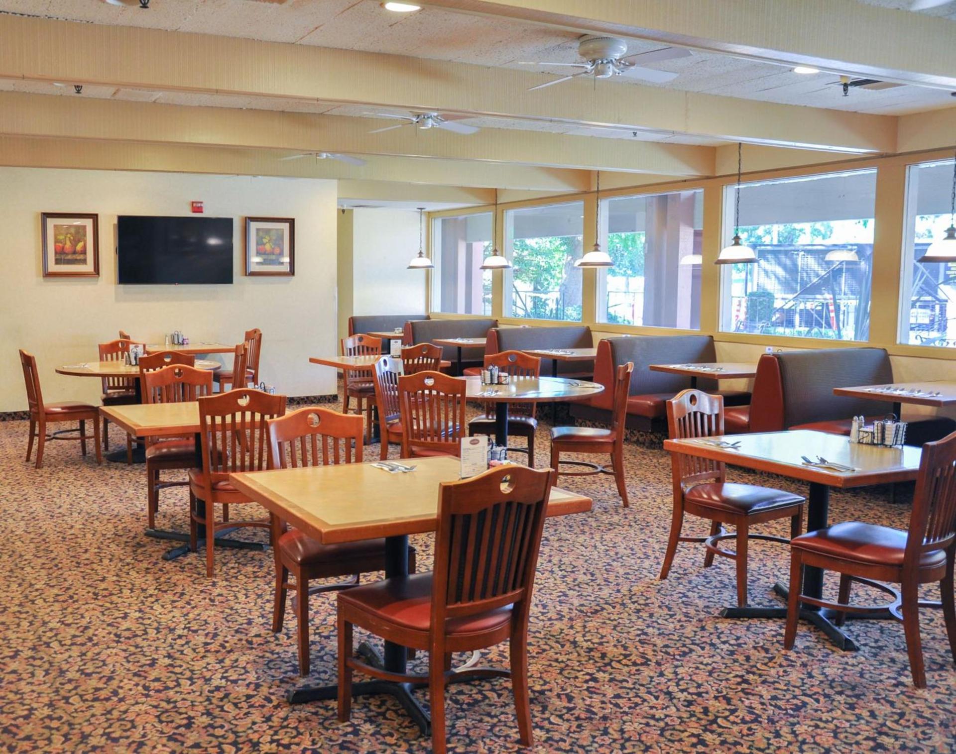 Piccadilly Inn Airport photo 31