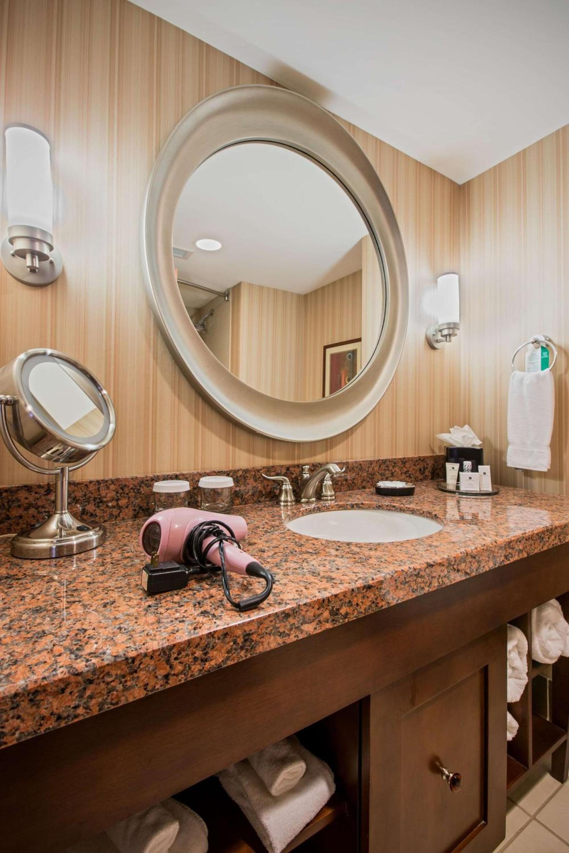 Sonesta Milwaukee West Wauwatosa photo 59