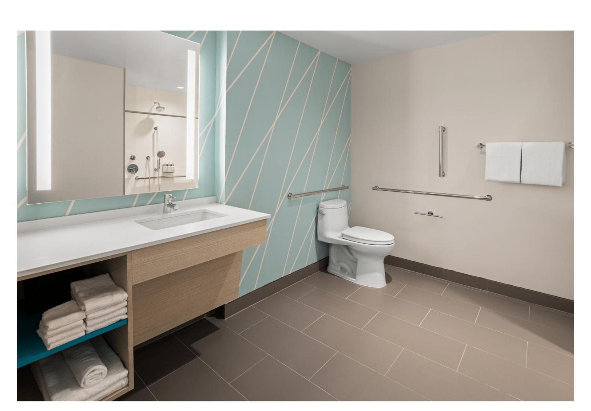avid hotels - Brooklyn Dyker Heights by IHG photo 15