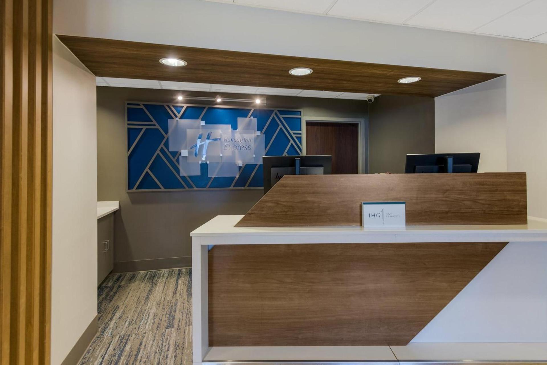 Holiday Inn Express Hotels- Hampton by IHG photo 74