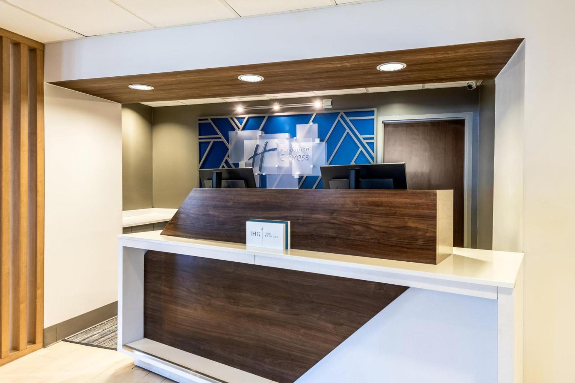 Holiday Inn Express Hotels- Hampton by IHG photo 75