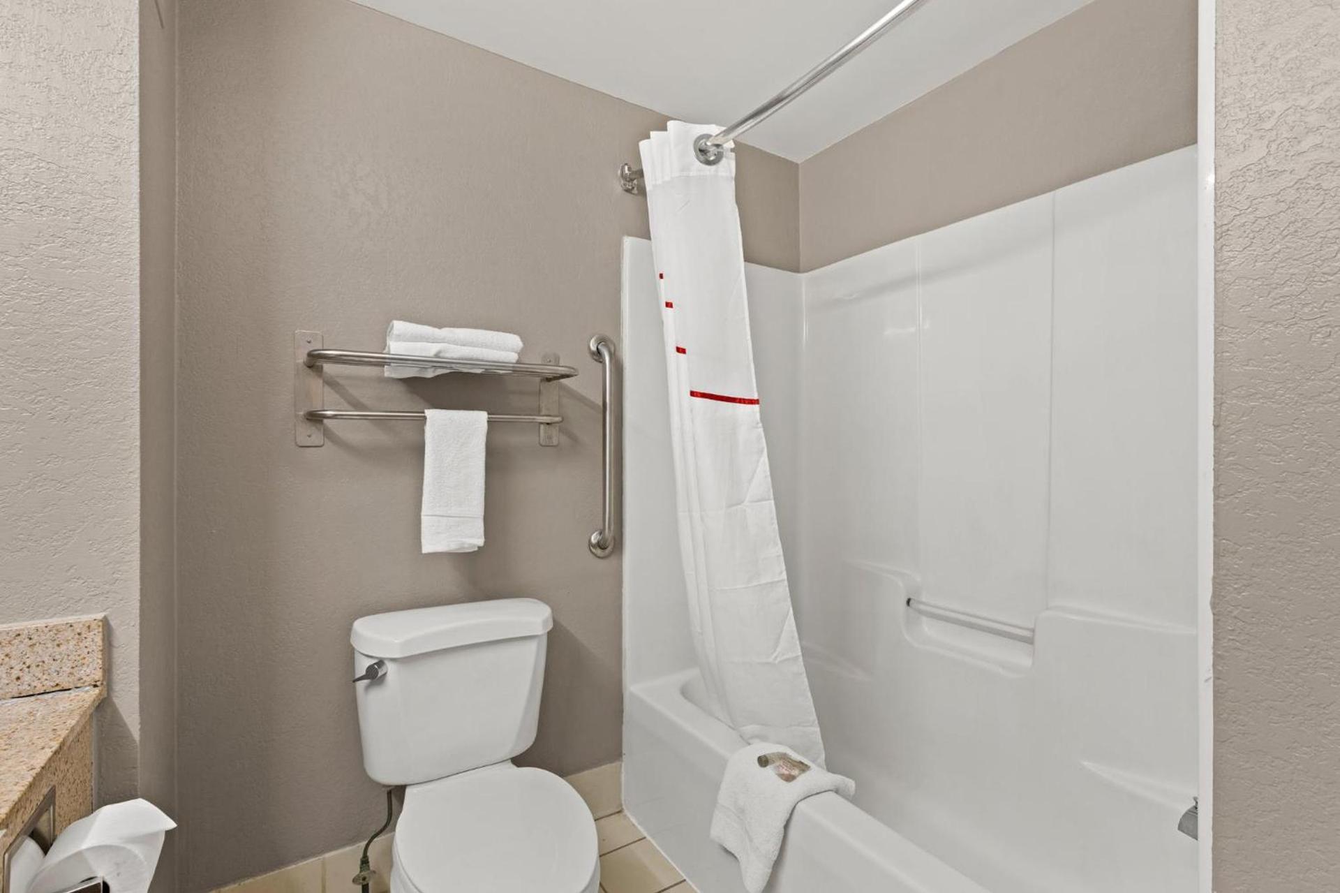 Red Roof Inn & Suites Newnan photo 28