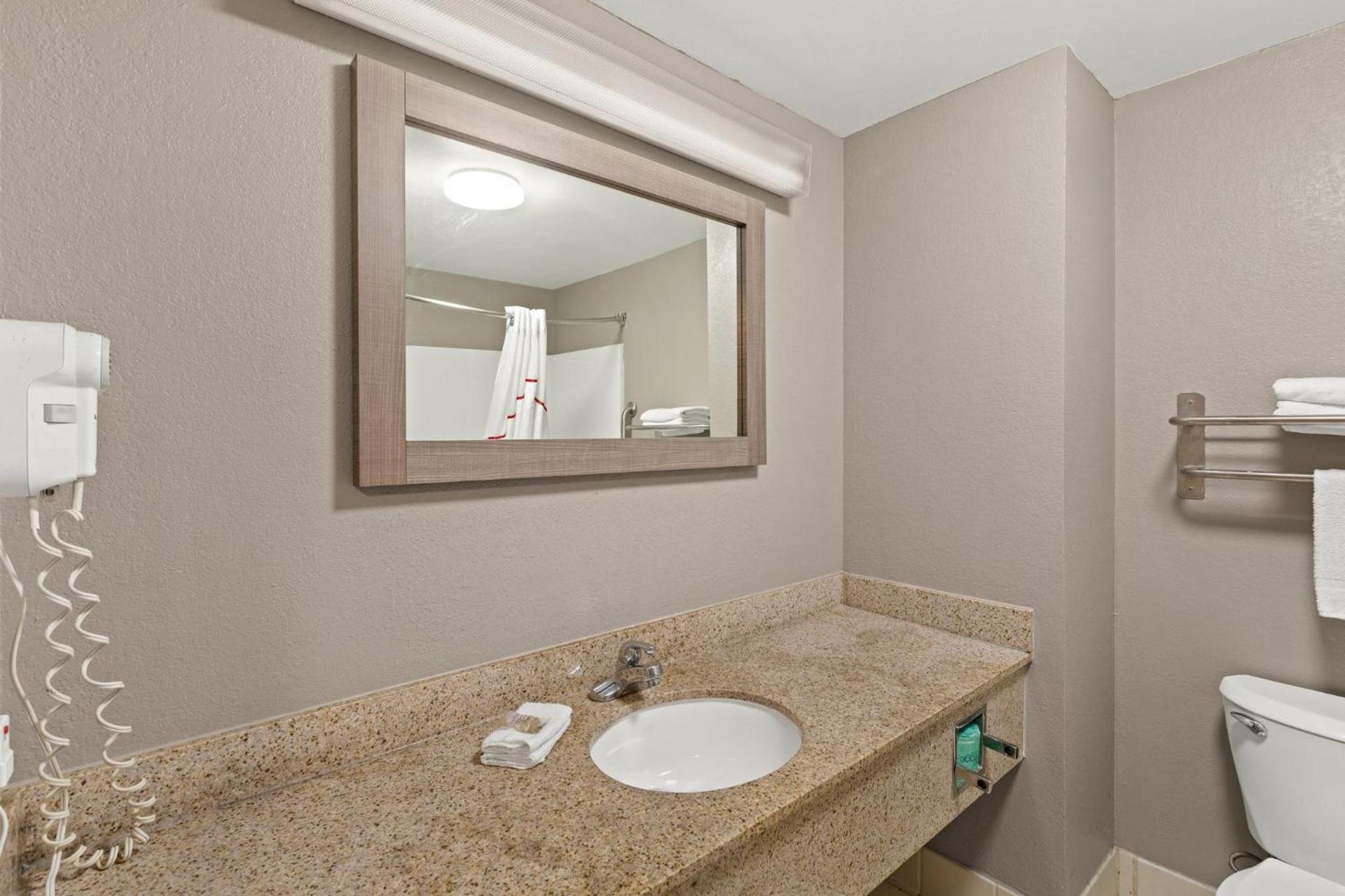 Red Roof Inn & Suites Newnan photo 29