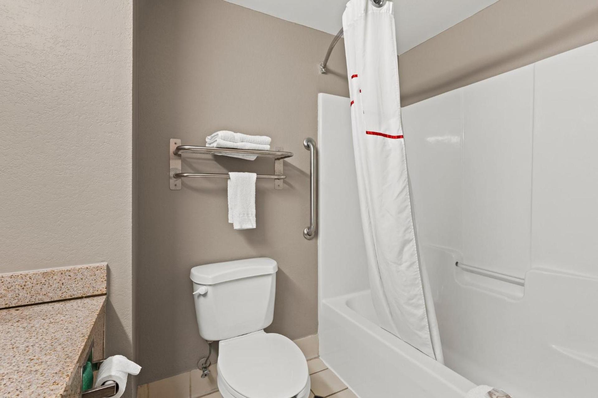 Red Roof Inn & Suites Newnan photo 30