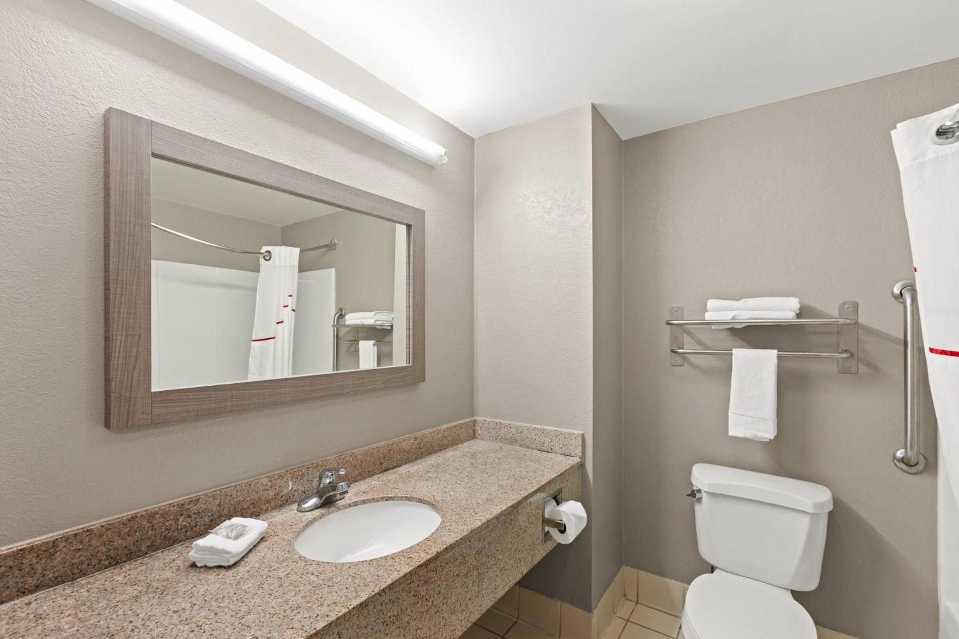 Red Roof Inn & Suites Newnan photo 31