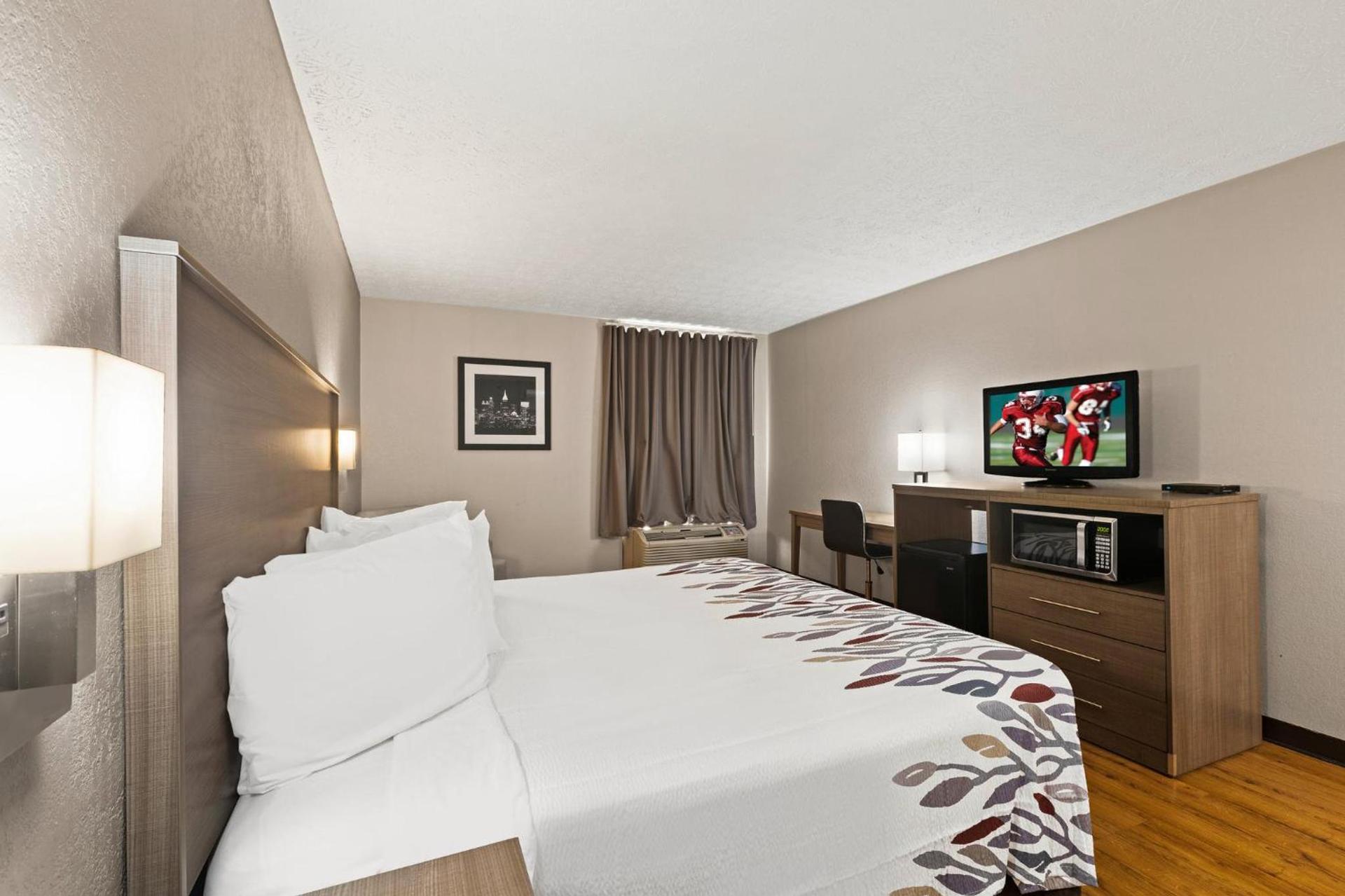 Red Roof Inn & Suites Newnan photo 12