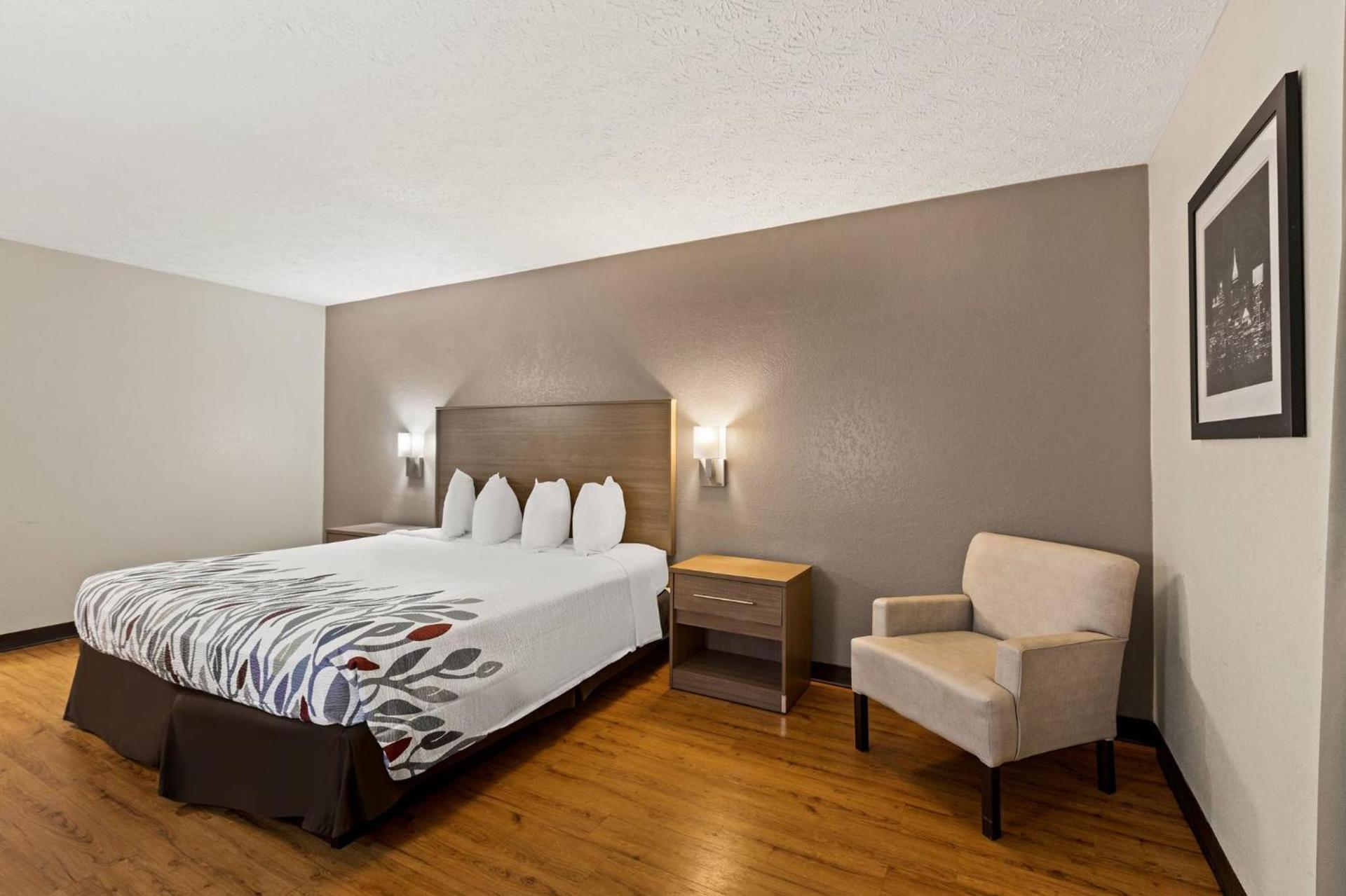 Red Roof Inn & Suites Newnan photo 16