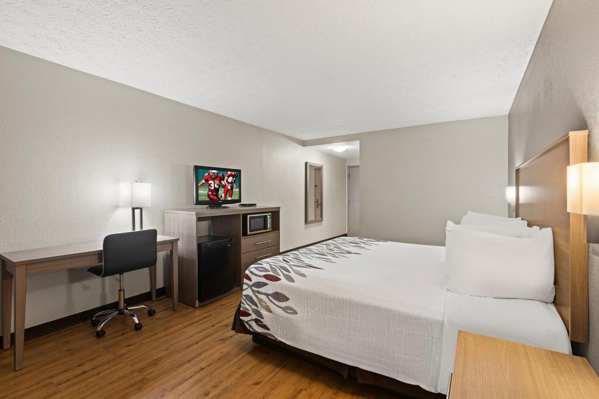 Red Roof Inn & Suites Newnan photo 17