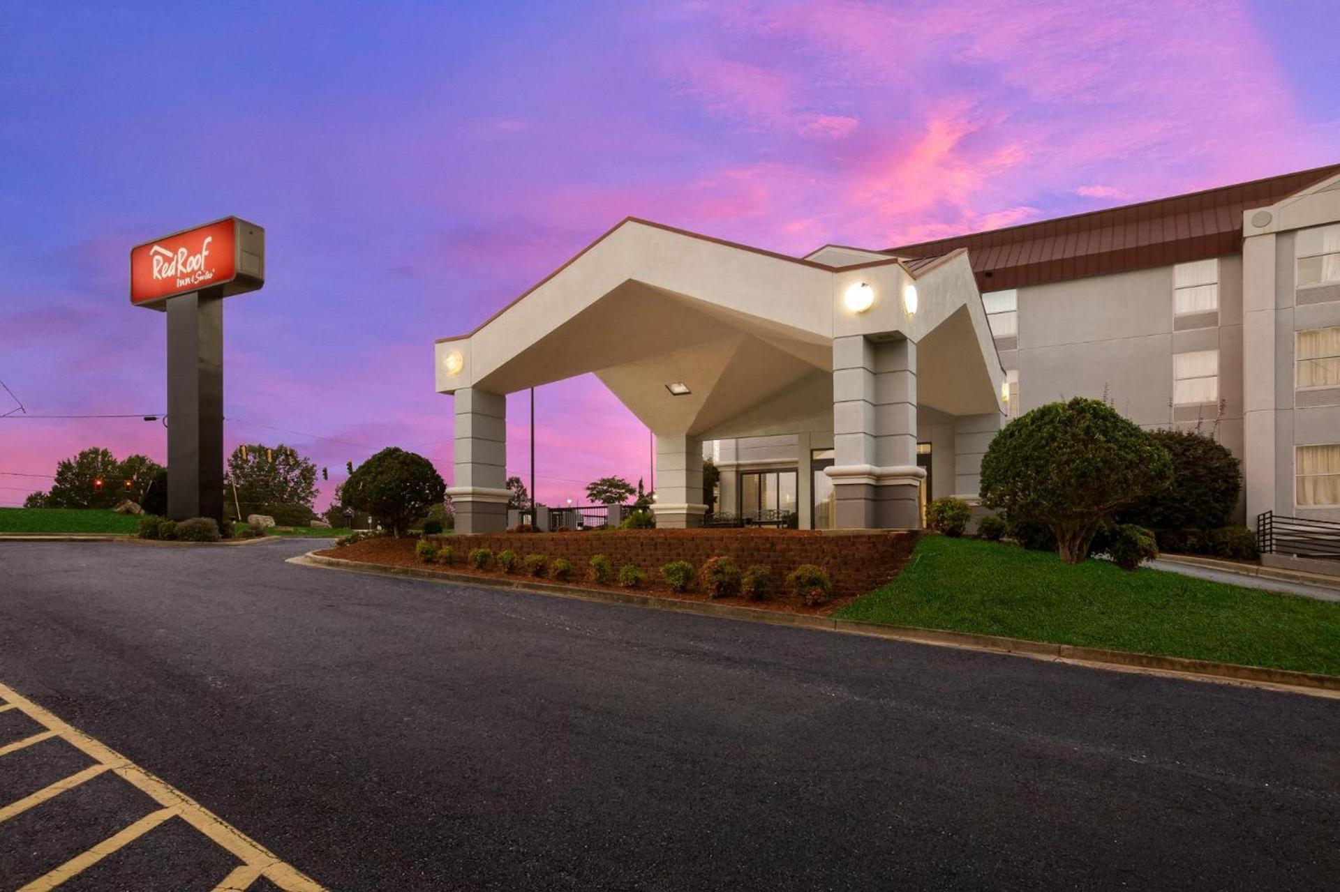 Red Roof Inn & Suites Newnan photo 8