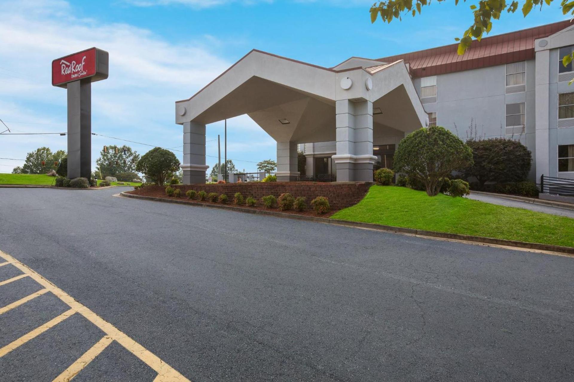 Red Roof Inn & Suites Newnan photo 4