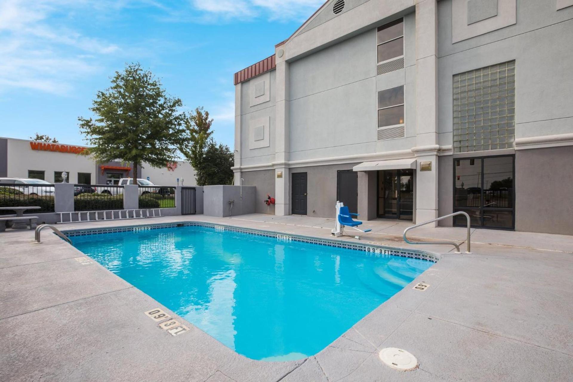 Red Roof Inn & Suites Newnan photo 27