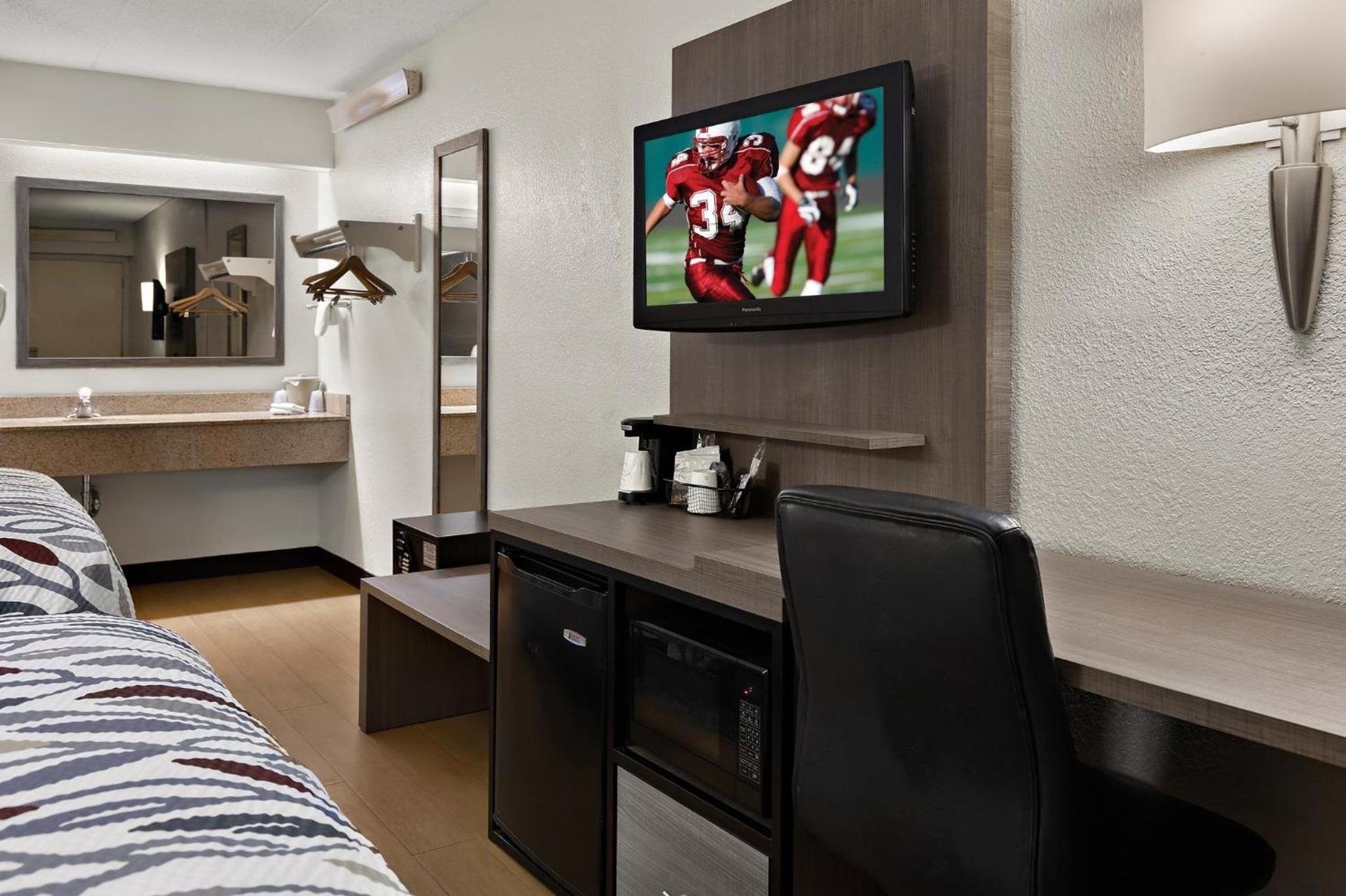 Red Roof Inn Cleveland - Westlake photo 19