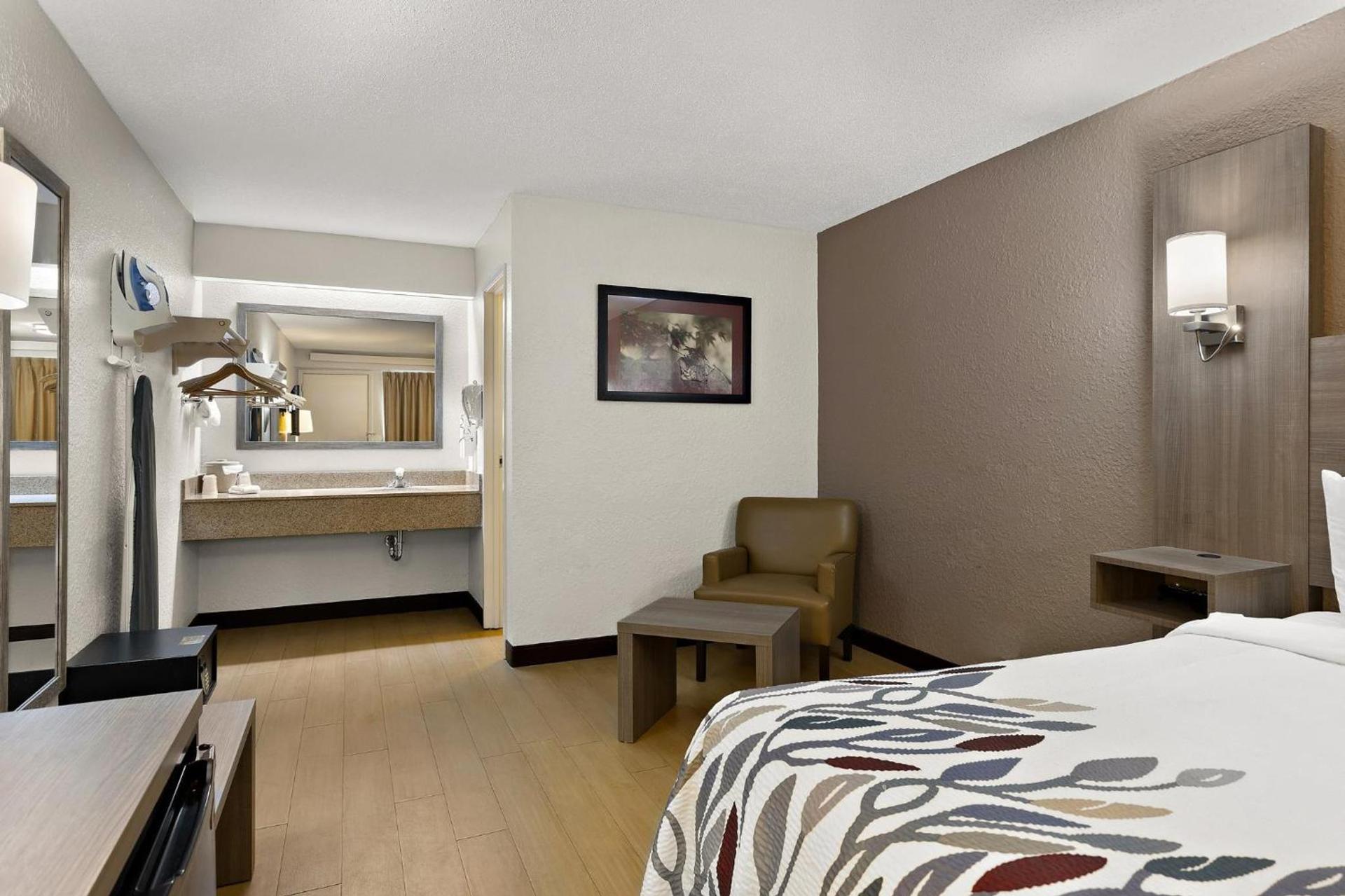 Red Roof Inn Cleveland - Westlake photo 24