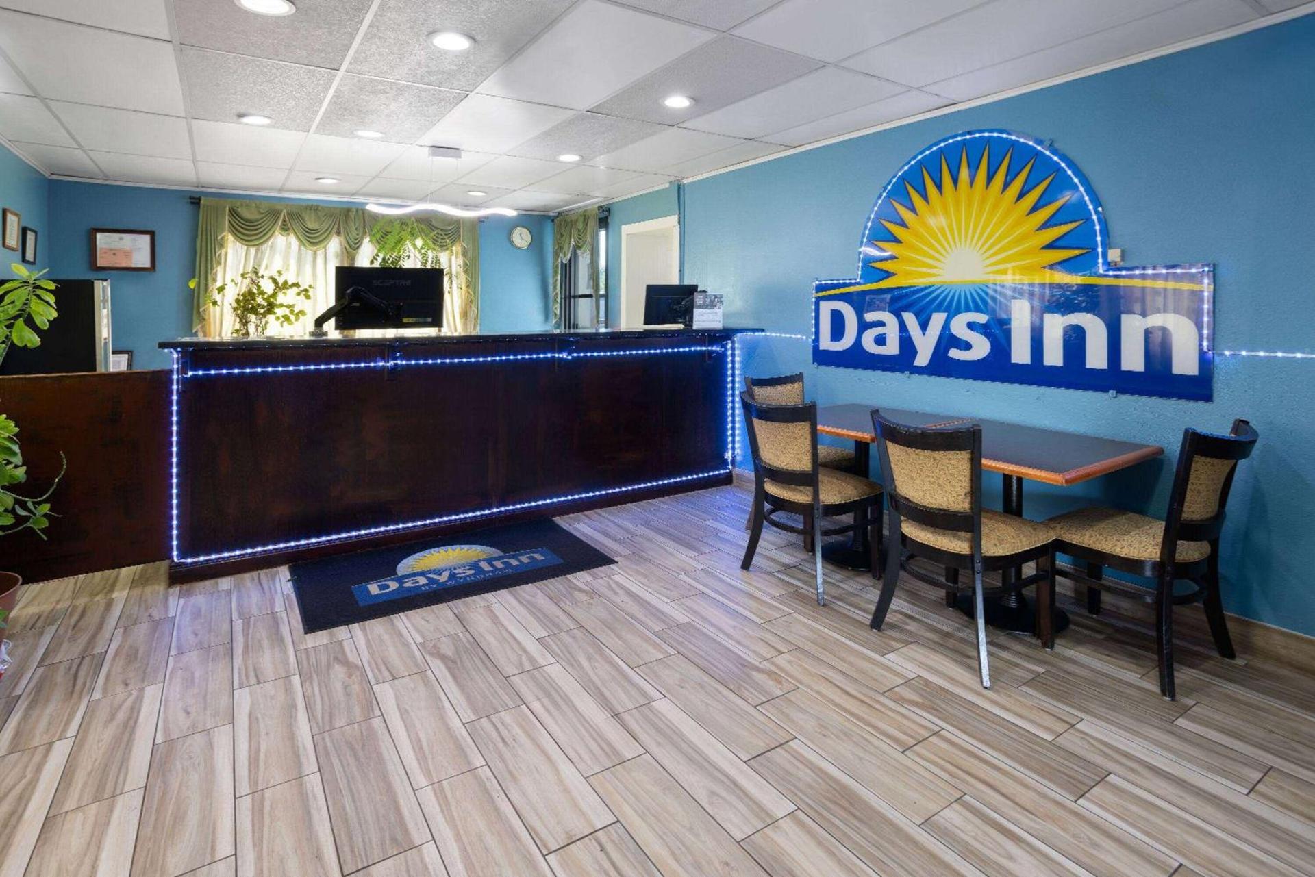 Days Inn by Wyndham Queensbury/Lake George photo 4