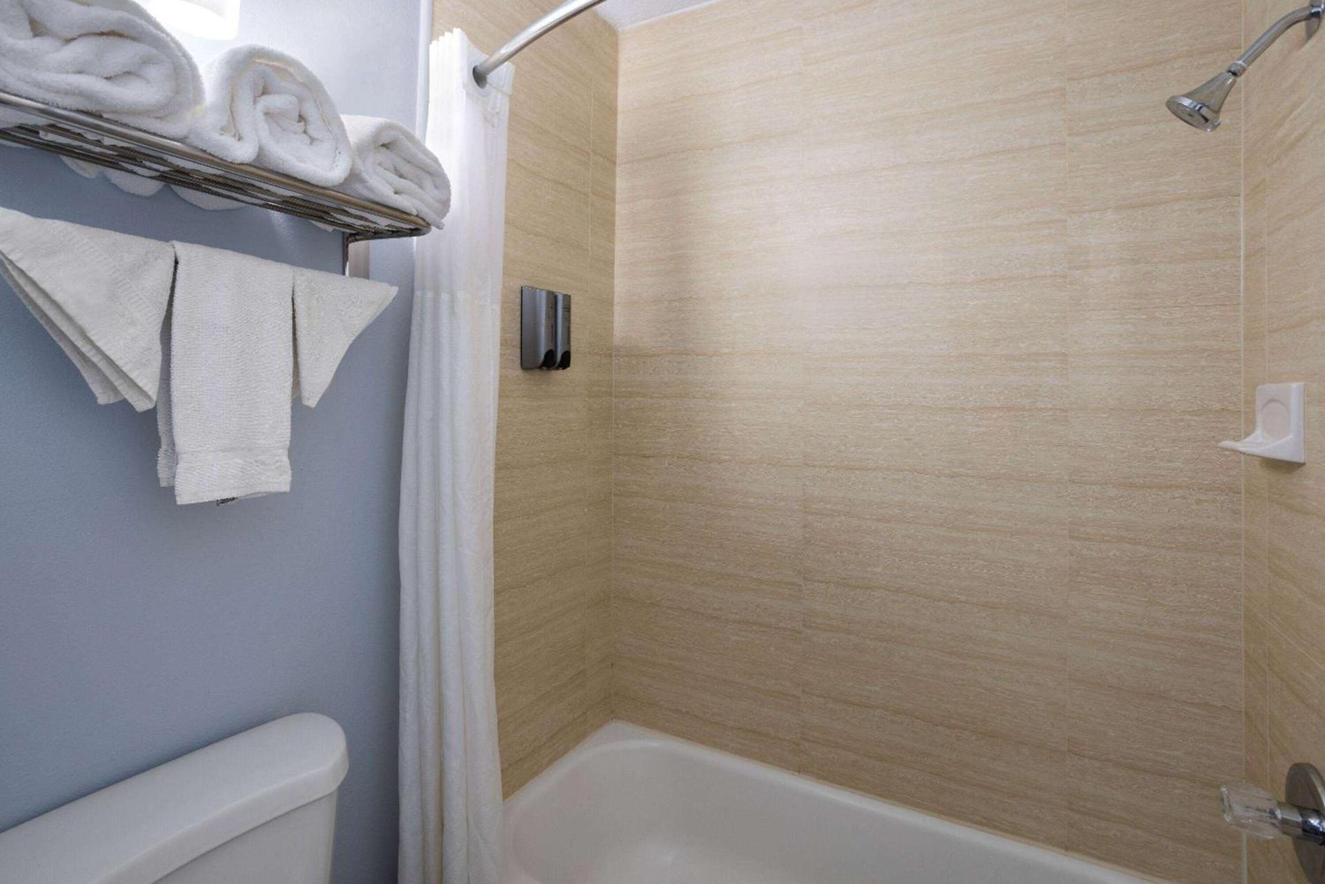 Days Inn by Wyndham Queensbury/Lake George photo 12