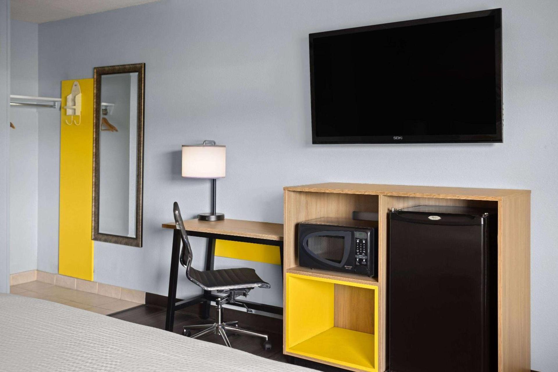Days Inn by Wyndham Queensbury/Lake George photo 14