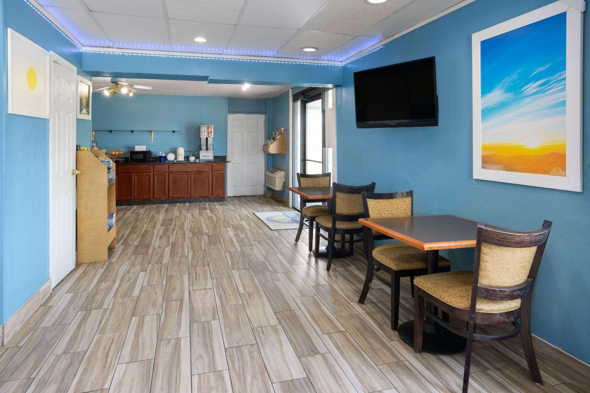 Days Inn by Wyndham Queensbury/Lake George photo 24