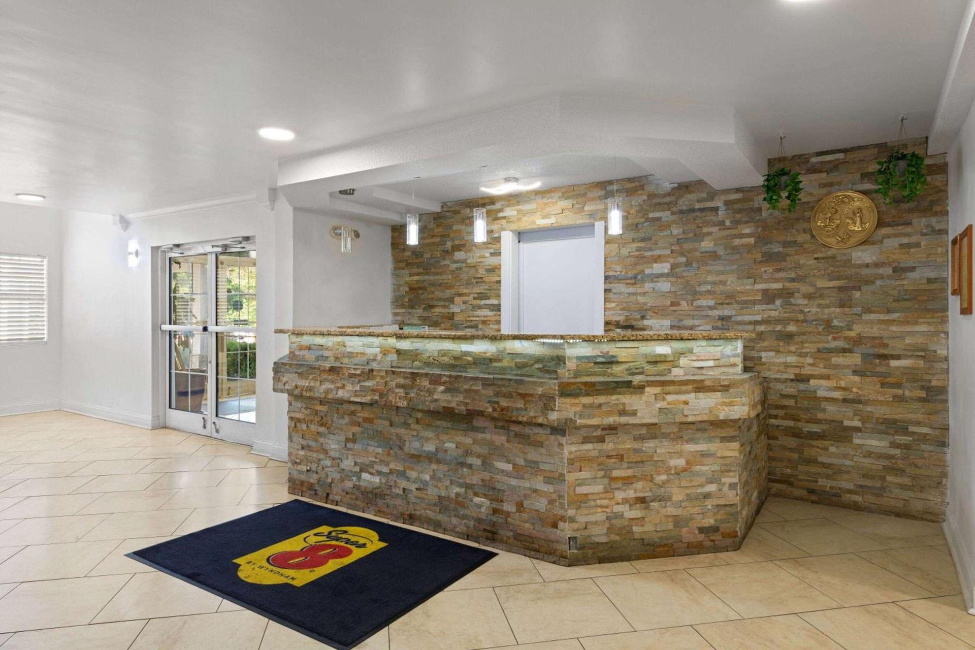 Super 8 by Wyndham Harbison/Parkridge Hospital photo 6